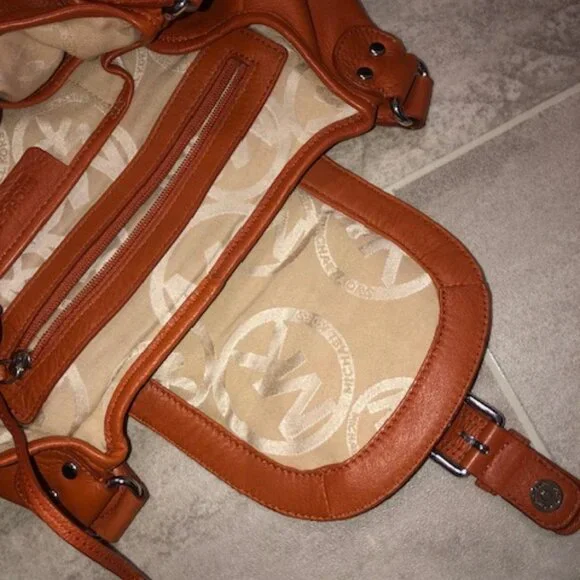 Michael Kors Leather Hobo Bag EUC - Picture 13 of 16